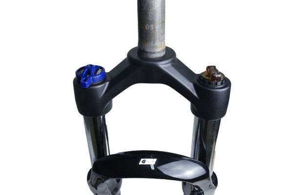 Вилка GRINZ ES 456 HLO 27,5"*1.1\8" ход 100мм, локаут гидравлический, предварительное сжатие, алюминиевая, черная\белая, 2,8кг Вилка GRINZ ES 456 HLO 27,5"*1.1\8" ход 100мм, локаут гидравлический, предварительное сжатие, алюминиевая, черная\белая, 2,8кг